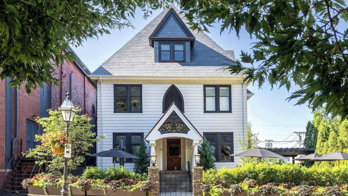 Newport Apartment | Garden Suite in Newport's Washington Square