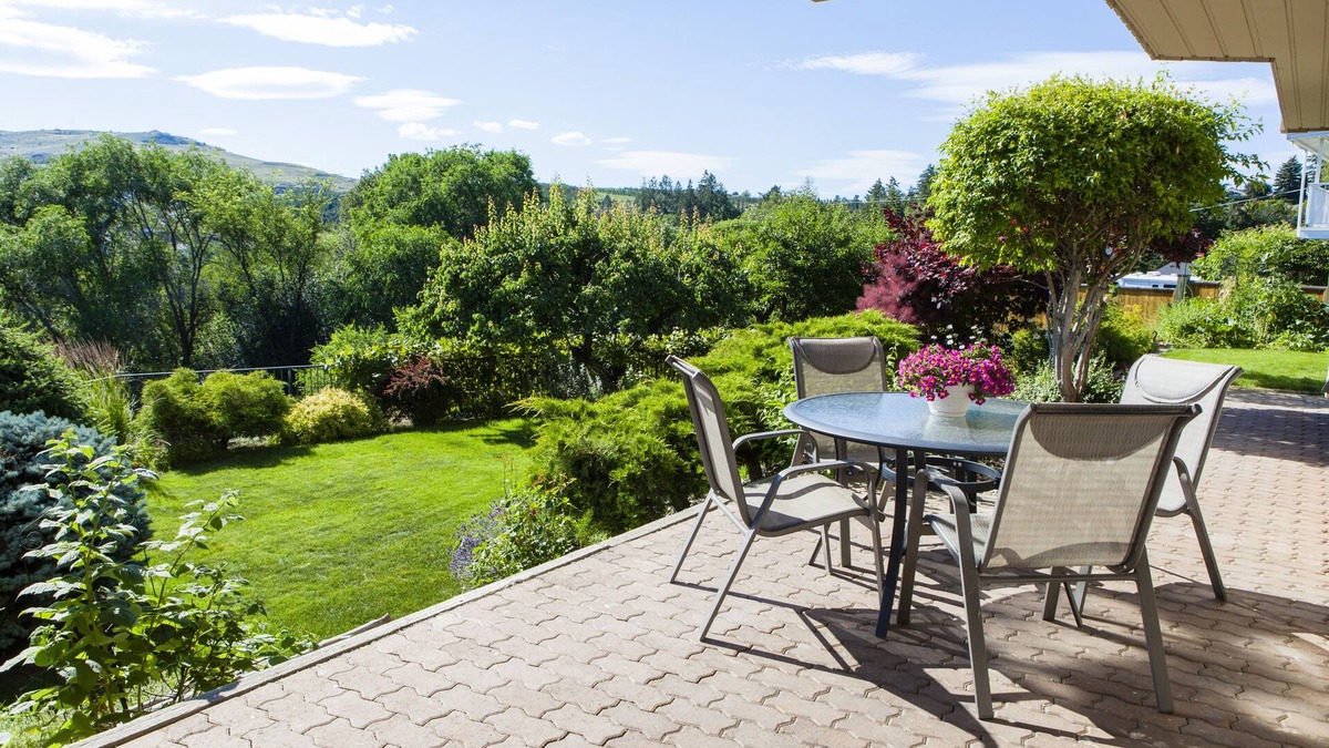 Vernon House | Garden Suite walk 5 minutes to Kalamalka Beach