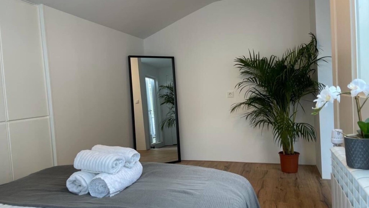 Delft Apartment | Garden View Prins Room