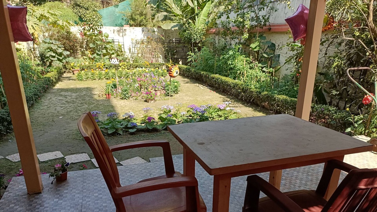 Ballygunge Park House | Garden View Room in South Kolkata near Renowned Restaurants and Lakes