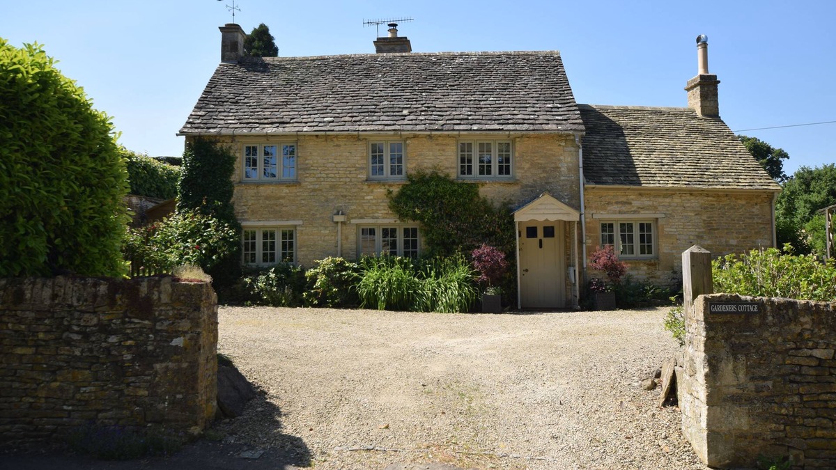 Shipton under Wychwood Cottage | Gardeners Cottage is a wonderfully presented period cottage in the Cotswolds.