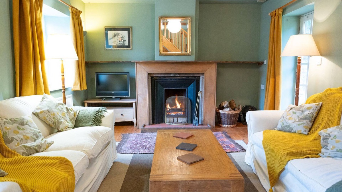 Sandyhills Cottage | Gardeners Cottage - a cottage that sleeps 8 guests in 4 bedrooms