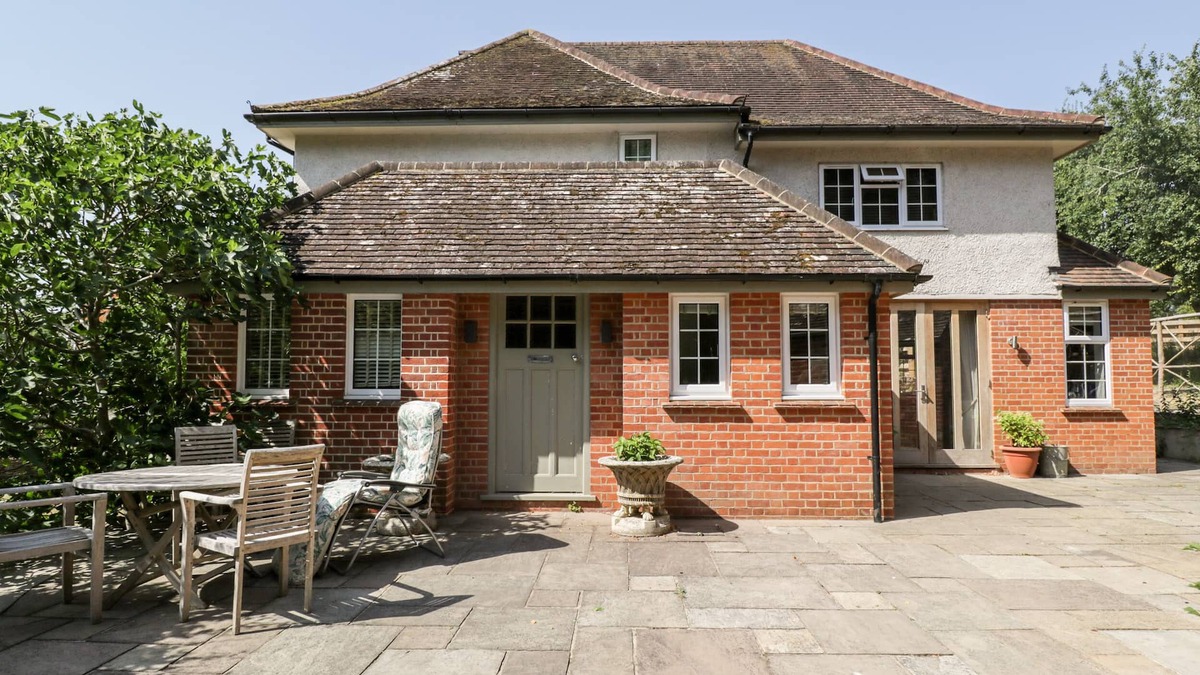 Hungerford House | GARDENERS COTTAGE, pet friendly, with a garden in Hungerford