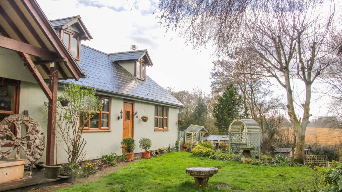 Nantwich Cottage | GARDENERS COTTAGE, pet friendly, with a garden in Woore