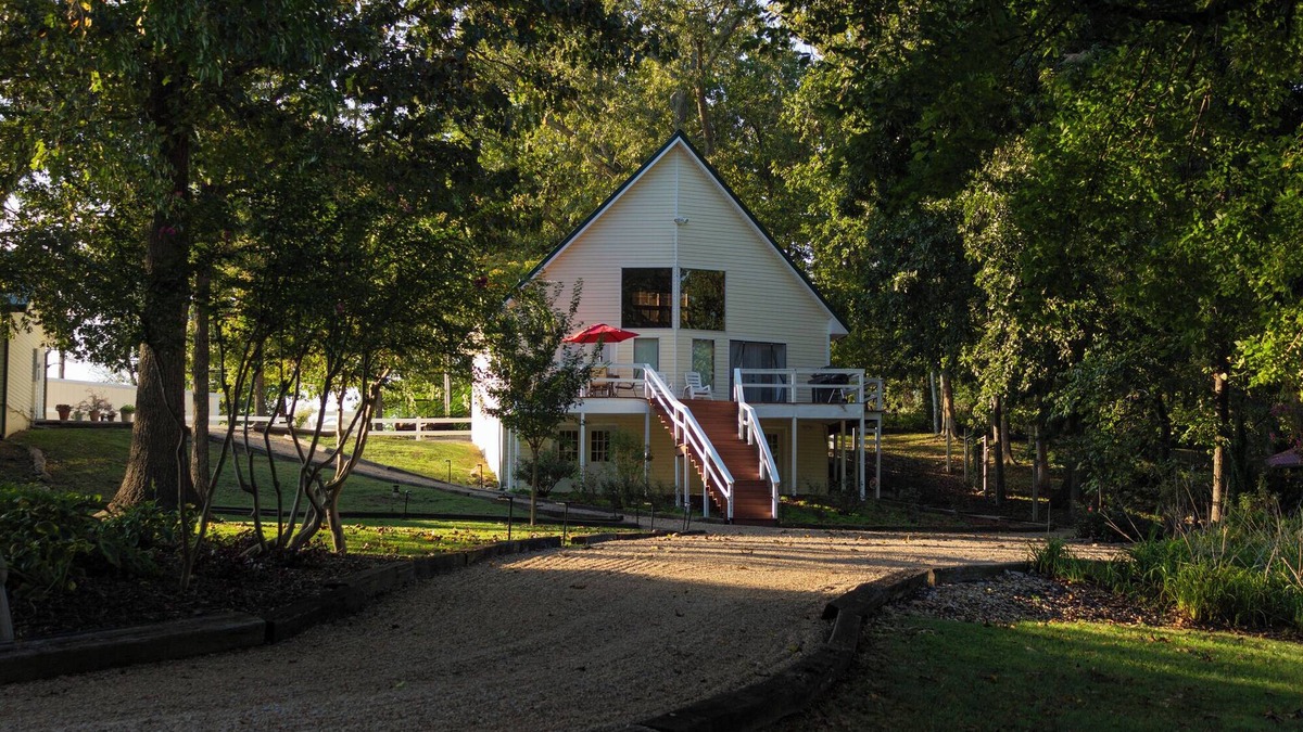 Norfork Ski Chalet | "Gardenside Chalet" Walk-in Norfork River Access in Norfork, AR