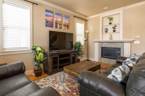 King House | Garfield 2BR - New Build - Foodie-Friendly Stay