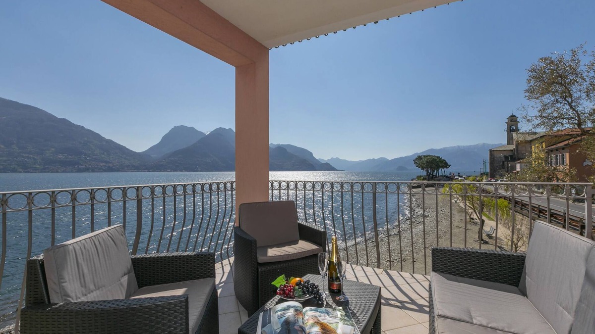 Santa Maria - Rezzonico Apartment | Garibaldi Lake View 3, San Siro, Italy