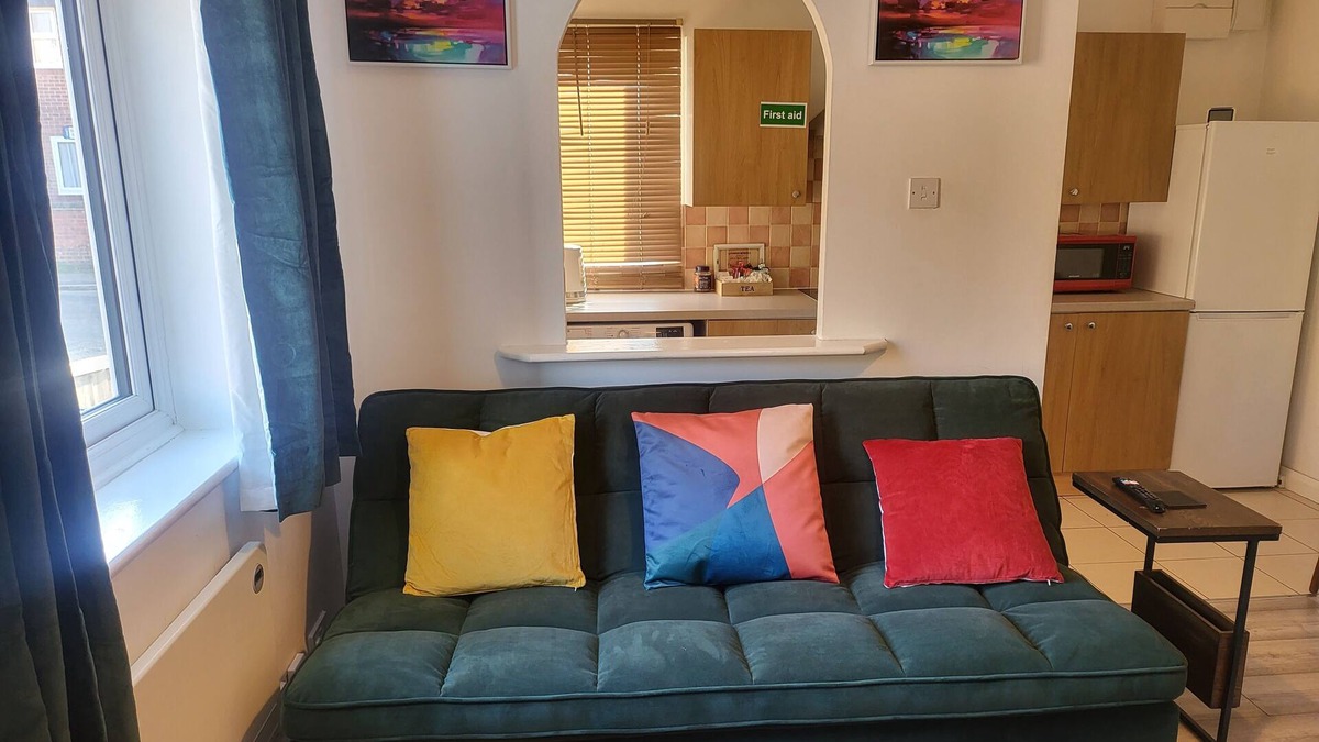 Tilbury House | Garland Modern House, Tilbury 2 with Netflix & Amazon Music