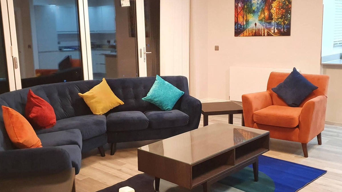 Brentwood House | Garland Modern Spacious Apartment, Brentwood 1 with Private entrance & Parking