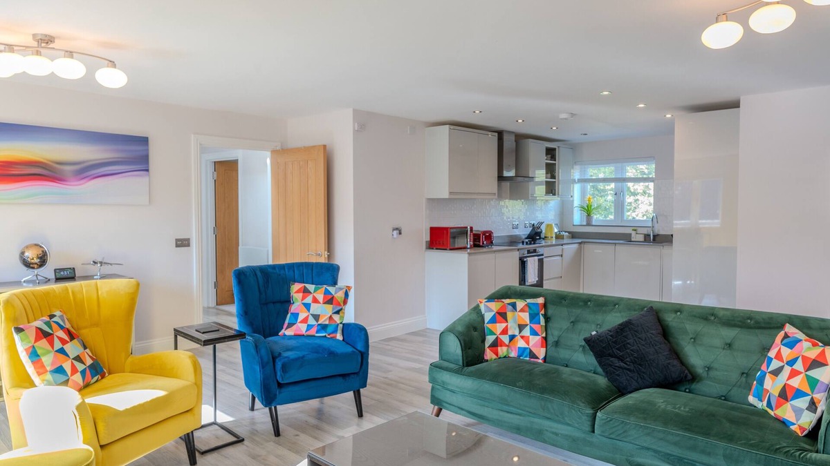 Brentwood Apartment | Garland Modern Spacious Apartment, Brentwood 2 With Private Entrance & Parking