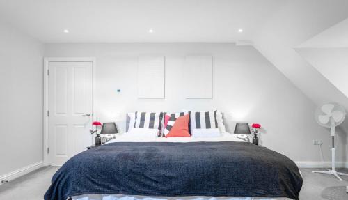Redhill Apartment | Garland Penthouse - Large 2 bed 2 bath self contained flat