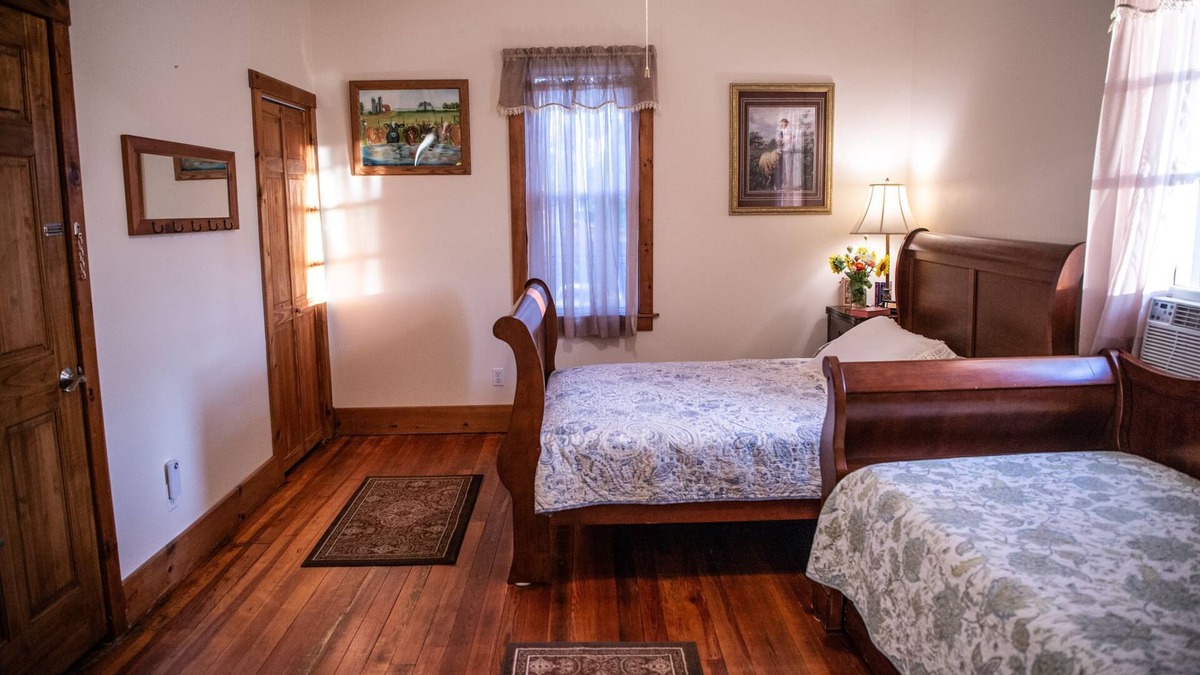 Dickerson Run Bed & Breakfast | Garnet room at The Farmhouse Bed & Breakfast at Maple Bottom Farm -pet friendly