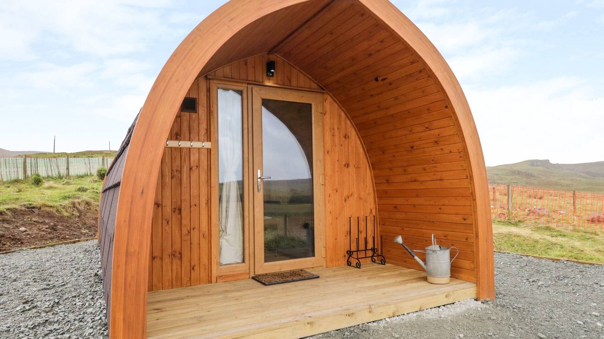 Kilmaluag Cottage | GARRAIDH GHORM POD, romantic, character holiday cottage in Conista