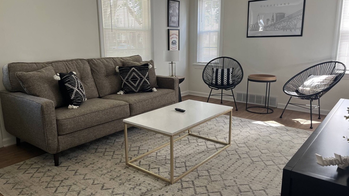 Kamm's Corners House | Garrett’s Loft - Minutes from Airport | Family Friendly!