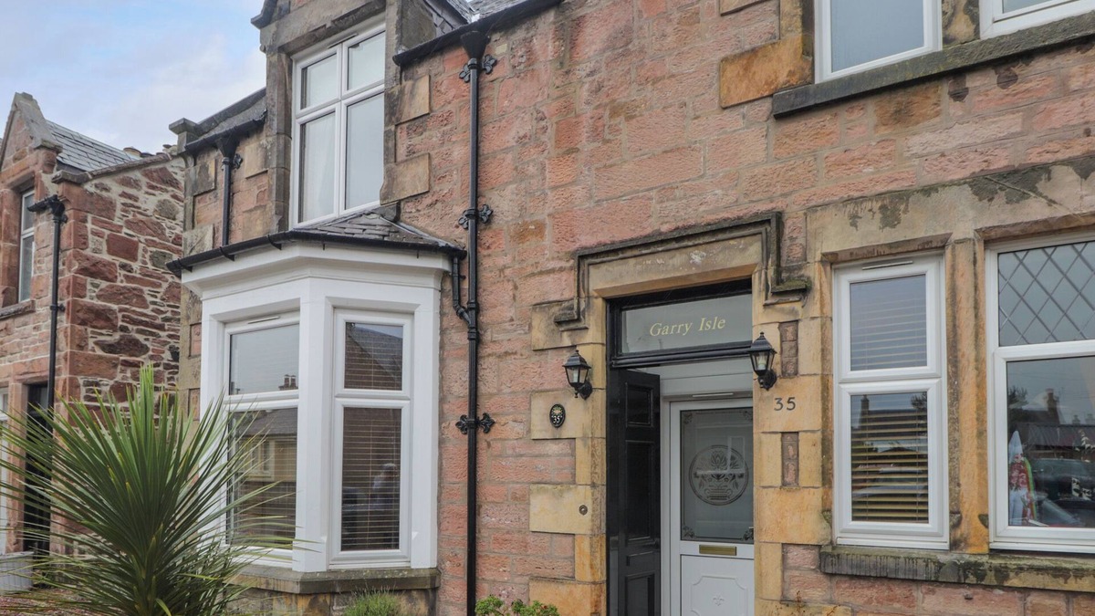 Inverness City Centre Cottage | GARRY ISLE, family friendly, country holiday cottage in Inverness