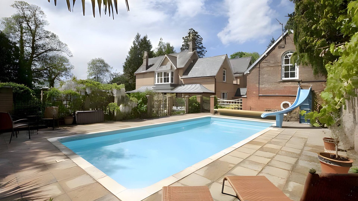 Wimborne Cabin | Garth Lodge with Swimming Pool, Gym and Tennis Court!