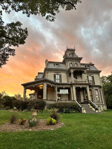 Hannibal Bed & Breakfast | Garth Woodside Mansion Bed and Breakfast