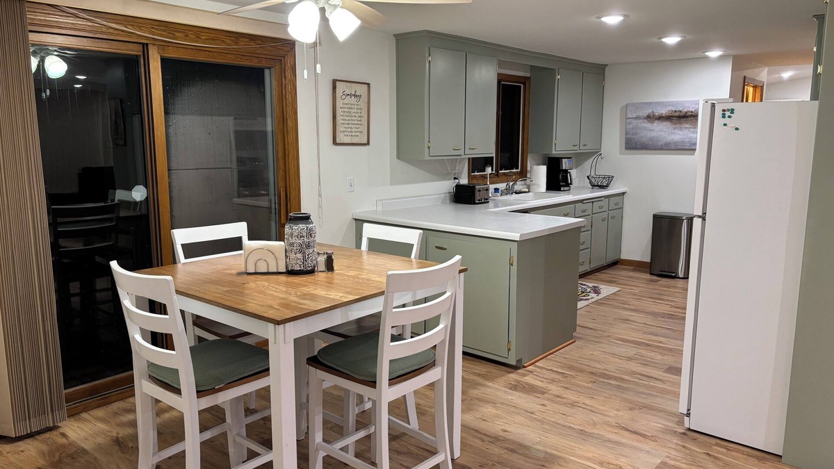 Green Bay House | Gary's Game-Day Getaway only 1.4 miles from Lambeau!