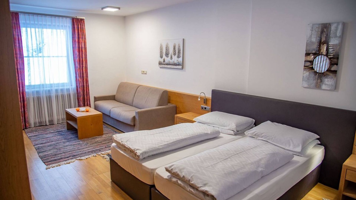 Santa Valburga Apartment | Gasthof Kirchsteiger 'Zimmer 6' with Lake View, Shared Terrace and Wi-Fi