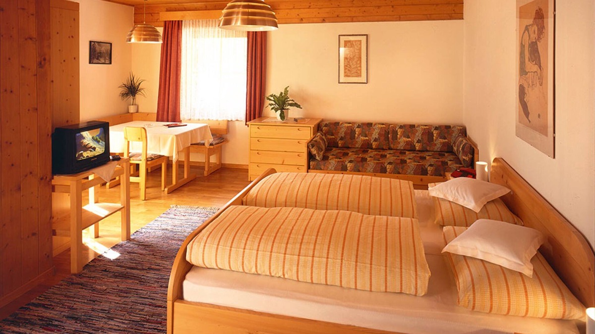 Santa Valburga Apartment | Gasthof Kirchsteiger 'Zimmer 9' with Lake View, Shared Terrace and Wi-Fi