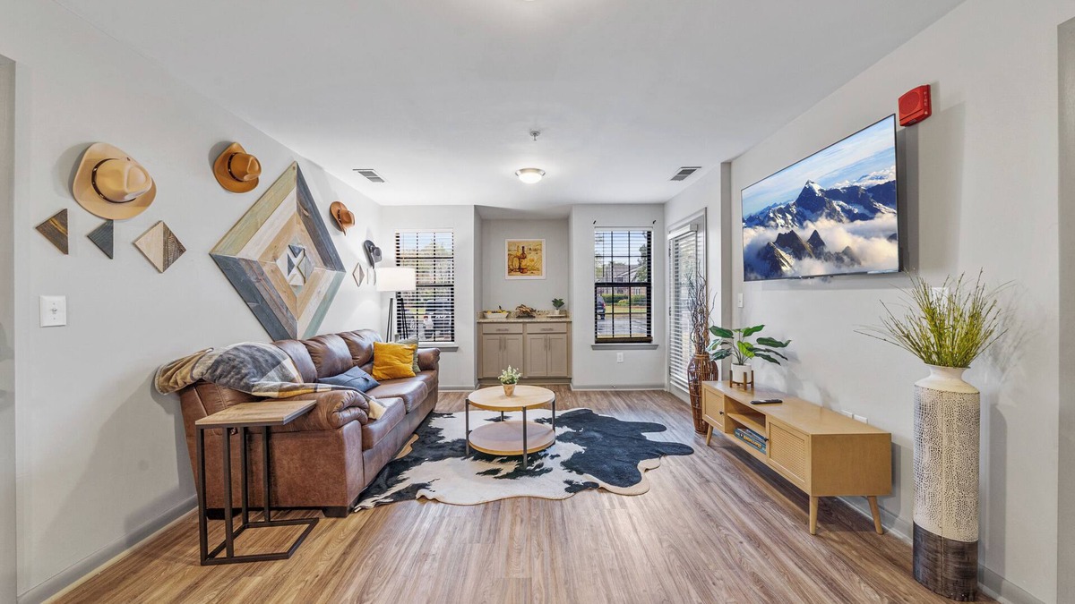 Huntsville Apartment | Gate 9 3 mins-Shop 3 minutes. UAH 5 minutes- Perfect for a Mid term Traveler.
