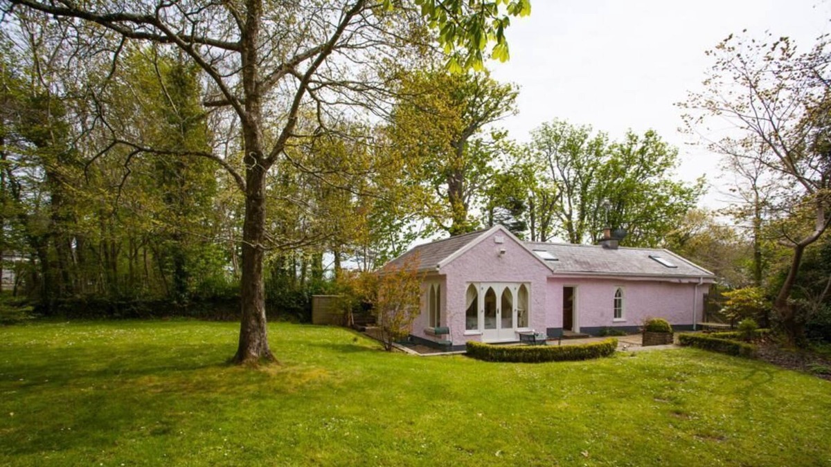 Cahore Cabin | Gate lodge pink quaint lodge