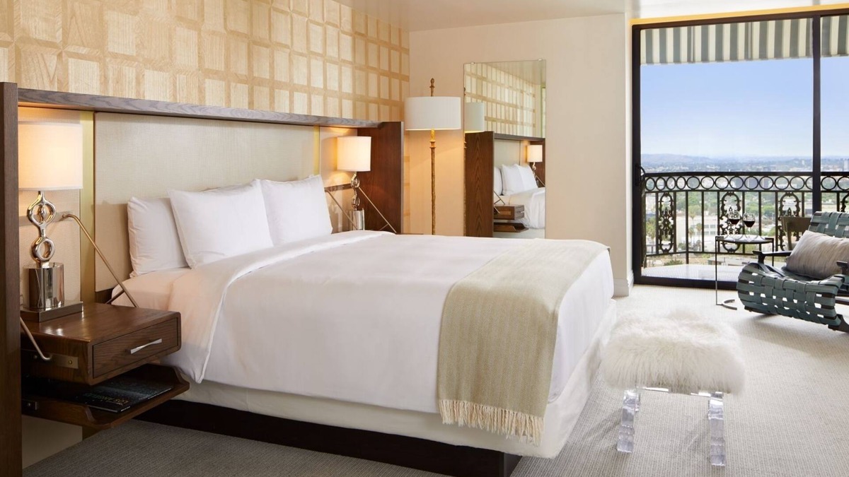 Norma Triangle Hotel | Gate One Bedroom Suite at The London West Hollywood, Free Breakfast