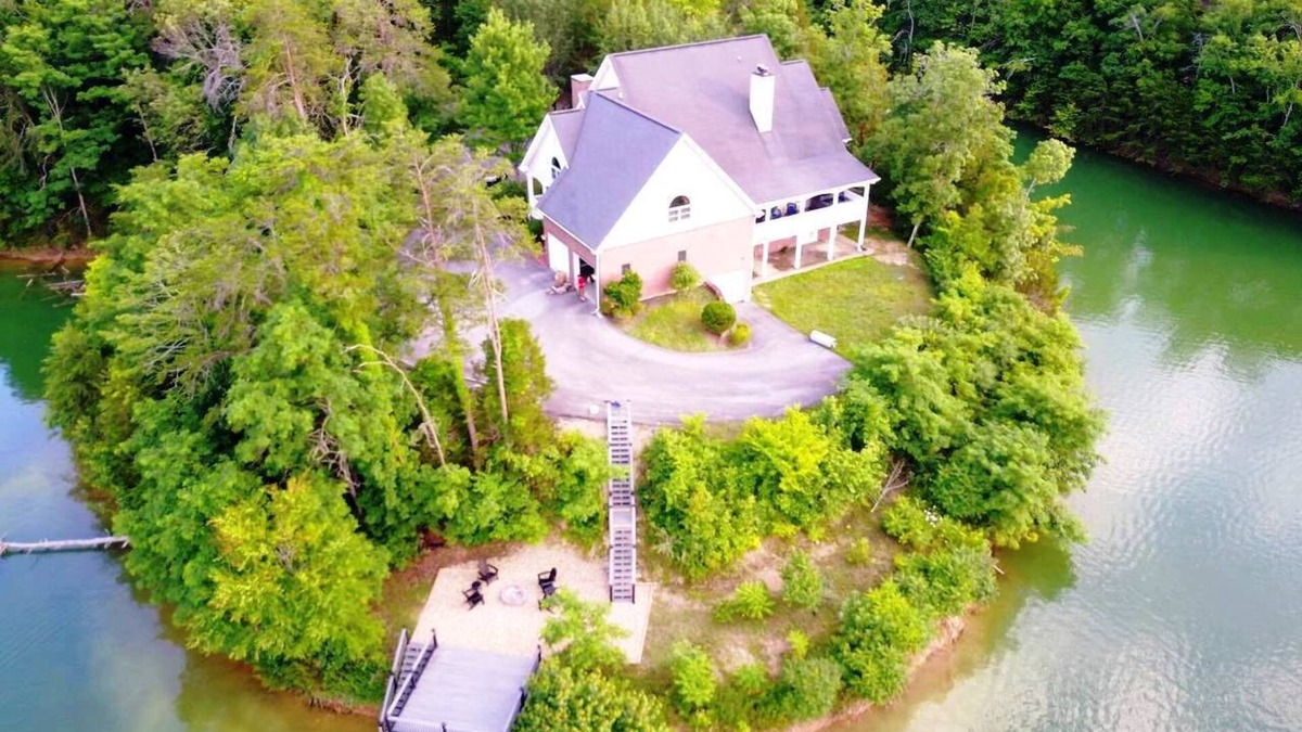 Sevierville House | GATED 5 ACRE PRIVATE LAKEFRONT HOME-THEATER ROOM, GAMES ROOM, HOT TUB, BOAT DOCK