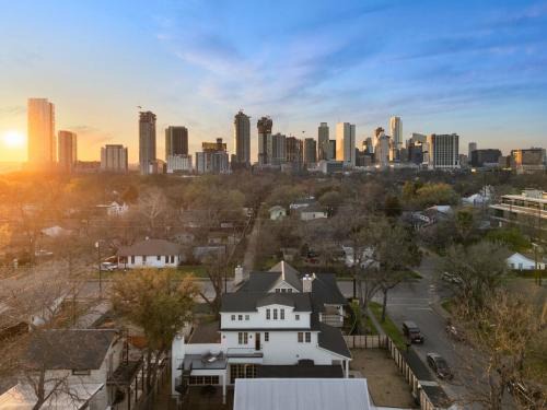 East Cesar Chavez House | Gated 5 Bedroom Walkable to East Austin