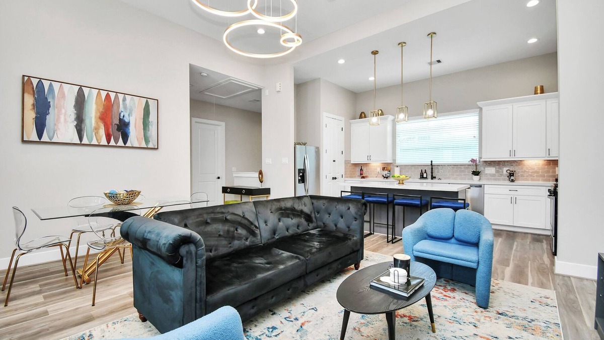 Brookhollow House | Gated, Comfy & Modern 3 BDR Townhome Centrally located near Airport.