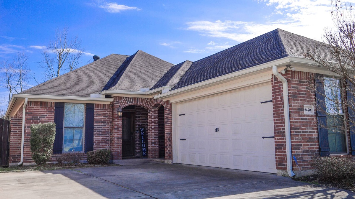 Voth House | Gated Community entire house w/ fenced backyard