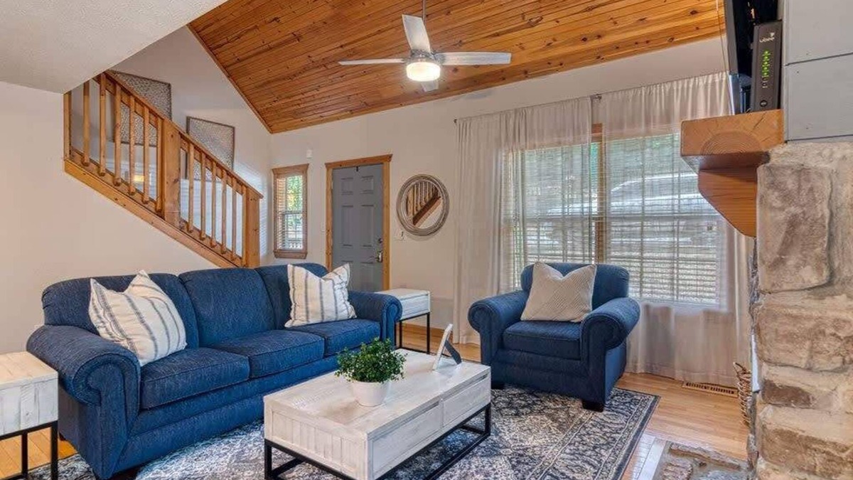 Reeds Spring Cabin | Gated Community | Lakeview | Pools + Golf | SDC