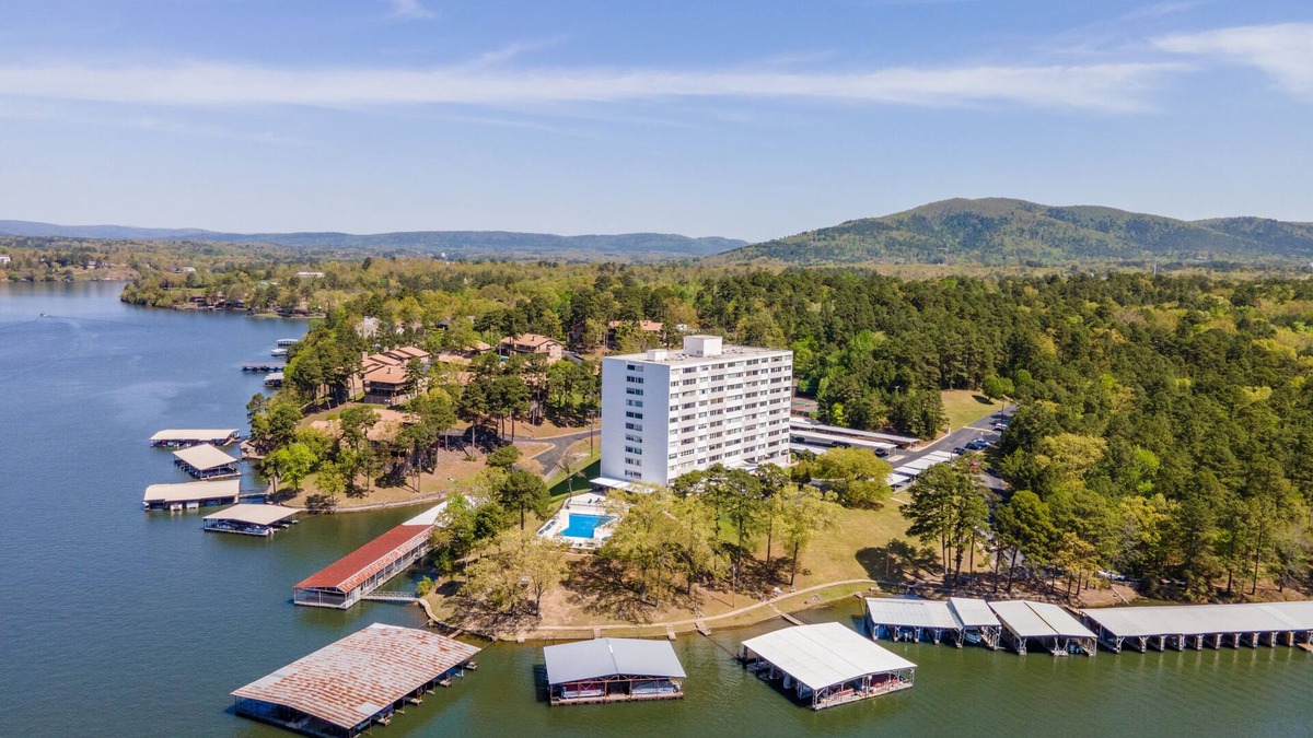 Mid America Condo | Gated Cozy Condo with Boat Slip on Lake Hamilton! King bed and 2 Queens.
