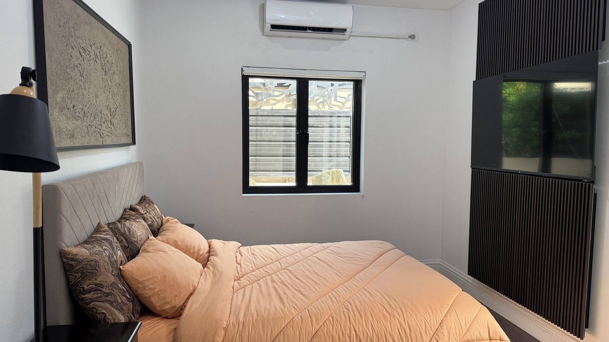 Claxton Bay House | Gated cozy retreat 5mins from highway, full kitchen and secure parking