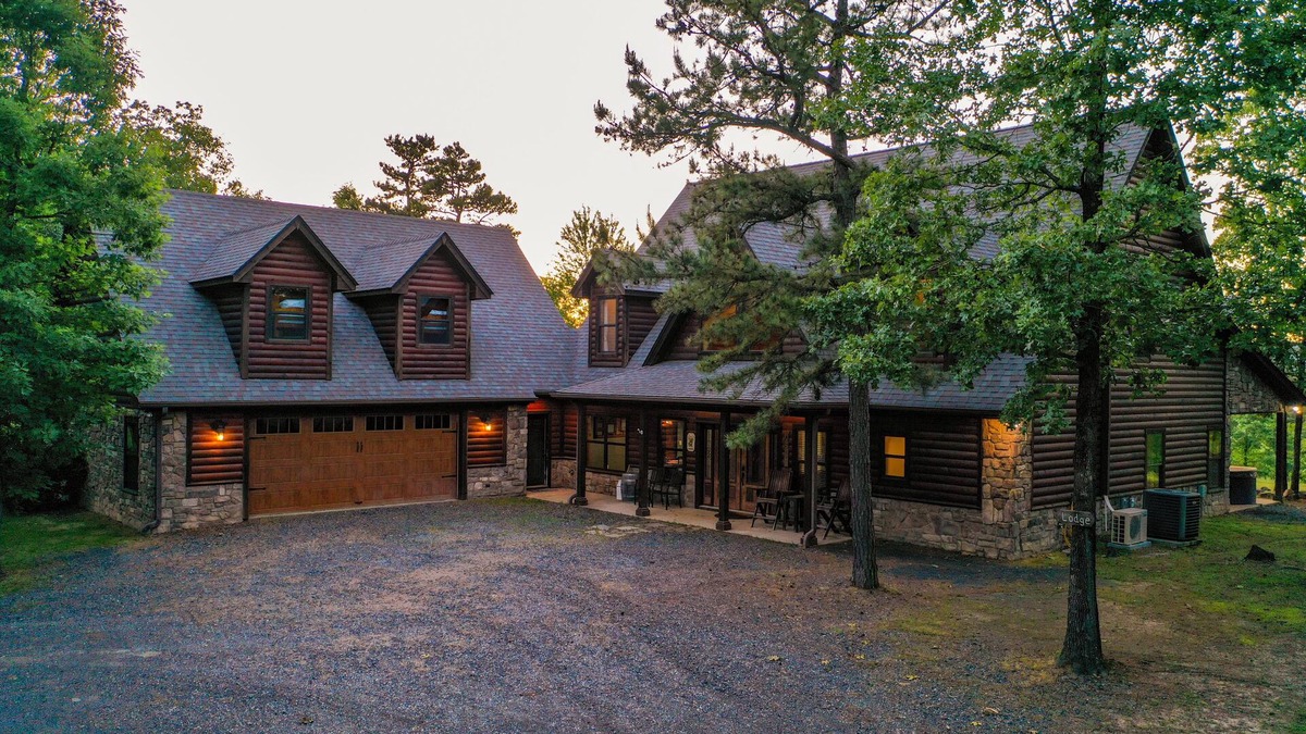 Smithville Cabin | Gated Hilltop Luxury Lodge on 100 acres - Relax and Enjoy AMAZING VIEWS