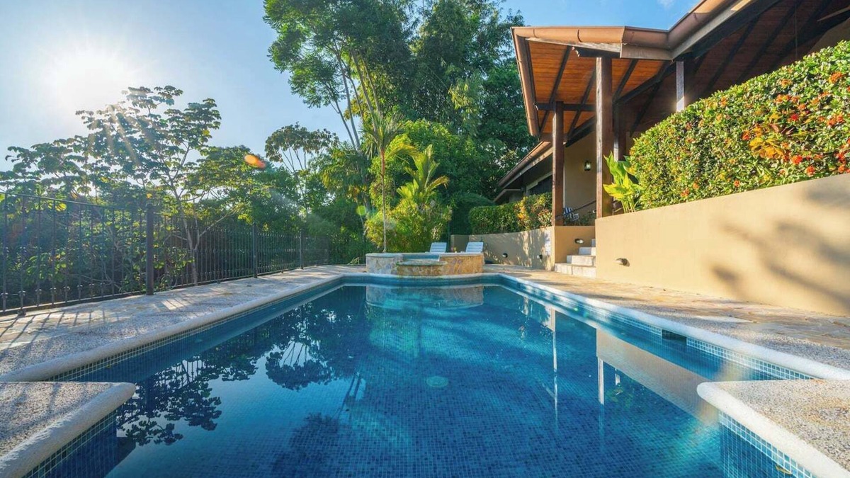 Playa Tortuga House | Gated Luxury-Sleeps 13-Ojochal-Near to beaches