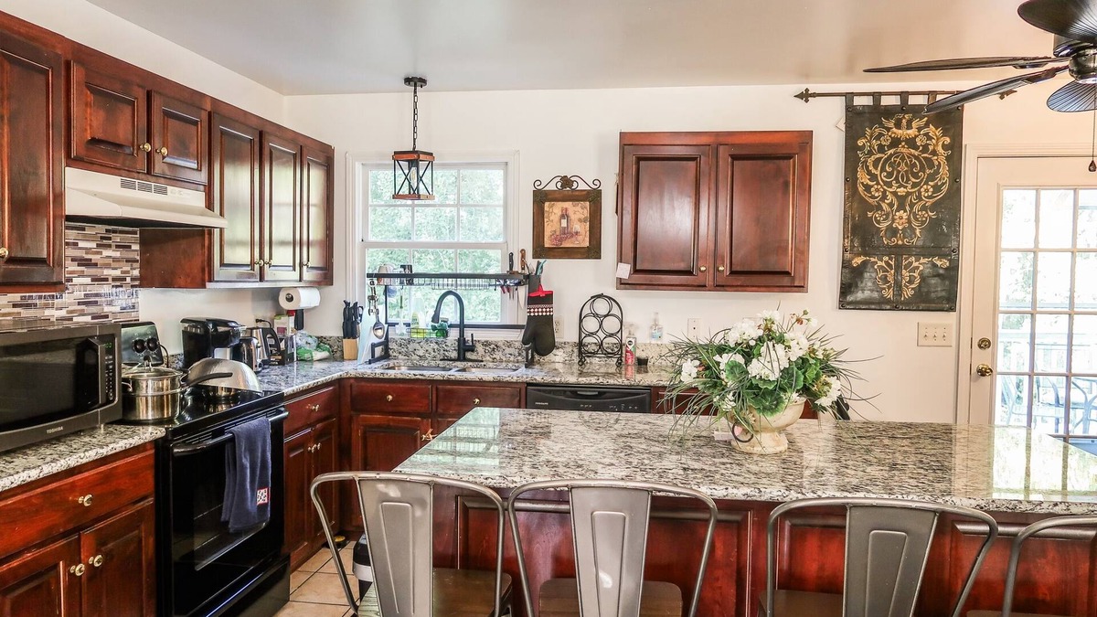 Goodlettsville Cottage | Gated Private Hilltop Villa, 3 bed, 3 bath, pool, spa on 50 acres, near airport
