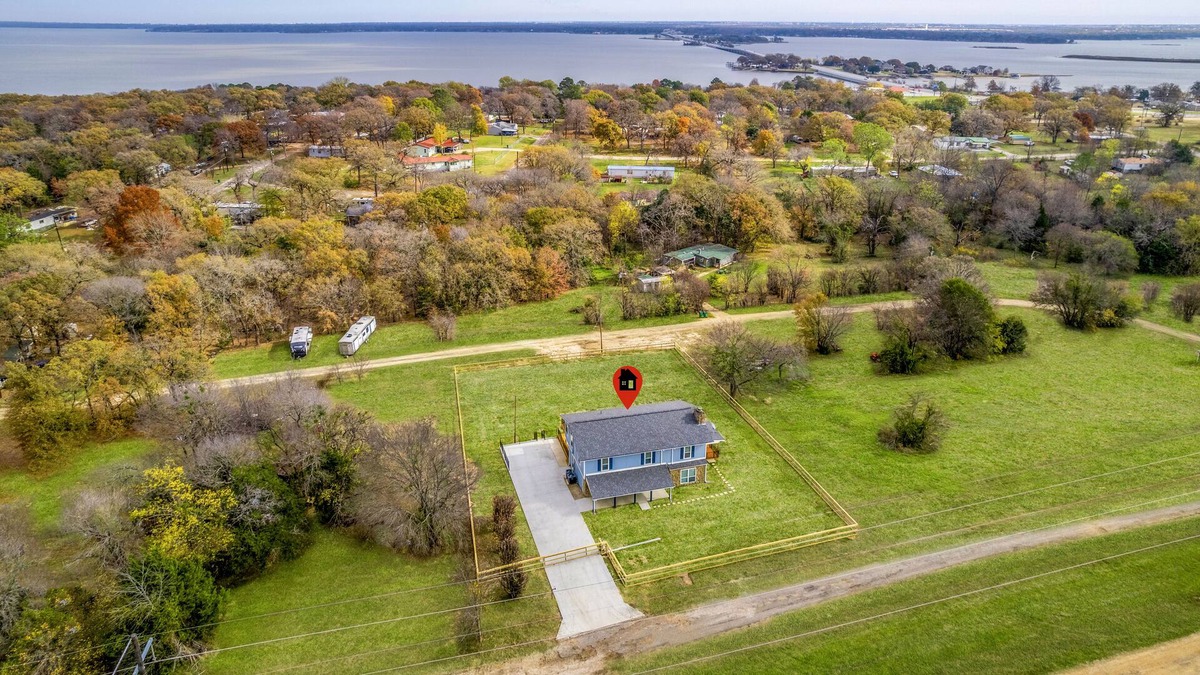 Kemp House | Gated spacious home with oversized deck on almost an acre 2 min from the lake!