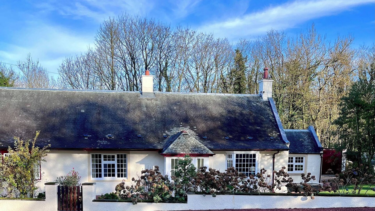 Galston Cottage | GATEHOUSE 2 CESSNOCK CASTLE, pet friendly, with open fire in Galston