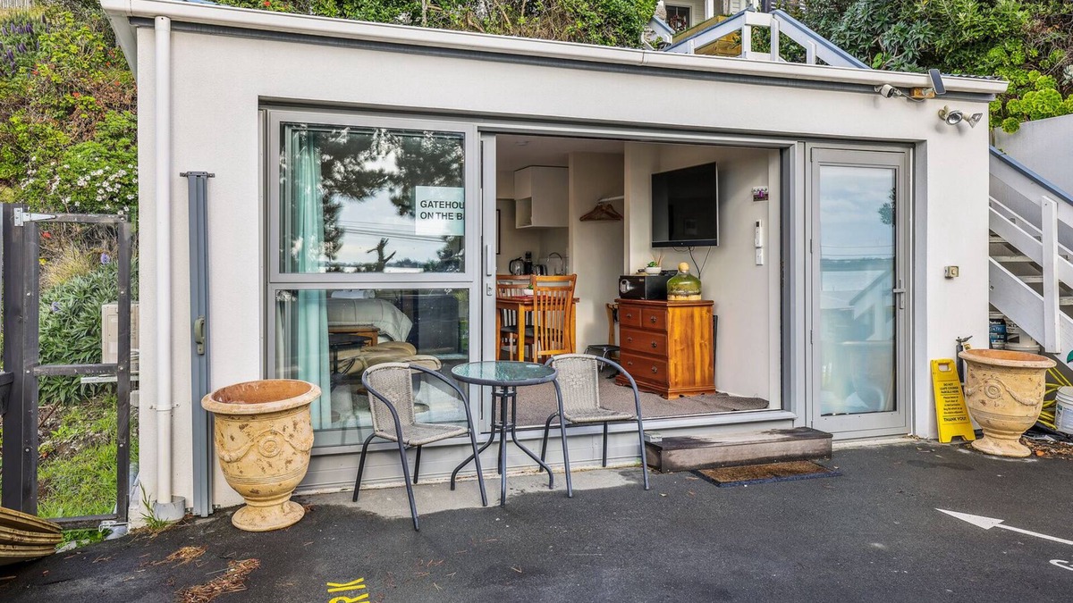 Mount Pleasant House | Gatehouse on the Bay - Christchurch Holiday Unit