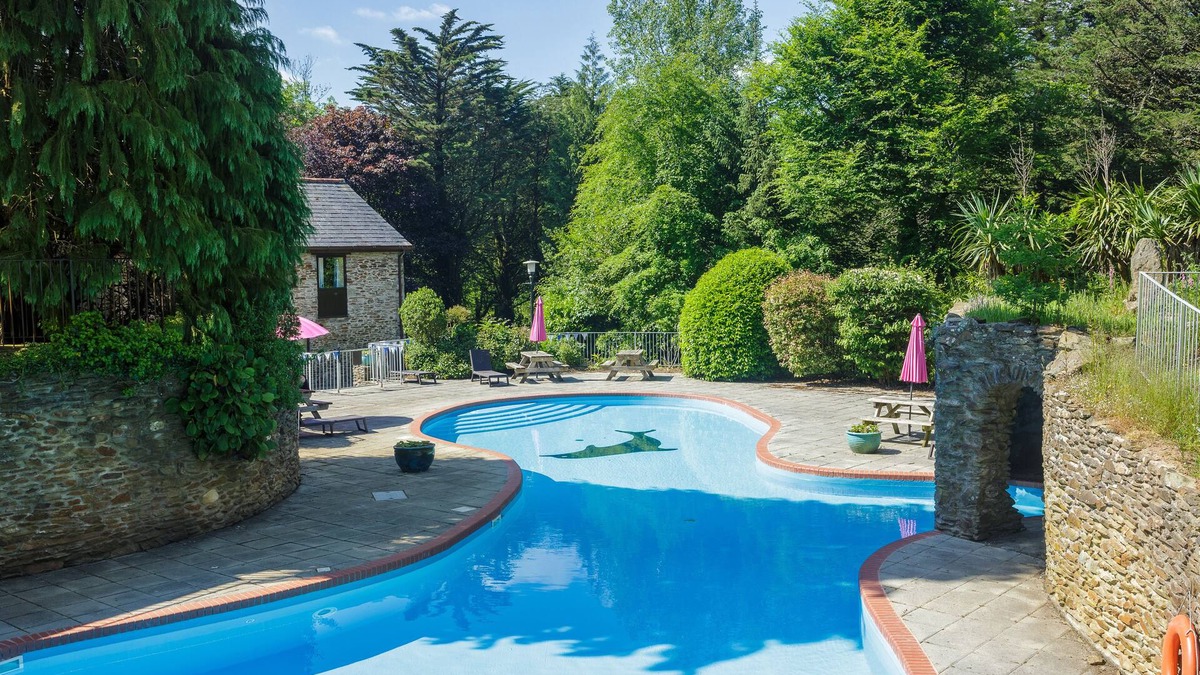 Ivybridge Cottage | Gatehouse West set in the beautiful Colmer Estate with indoor and outdoor pools.