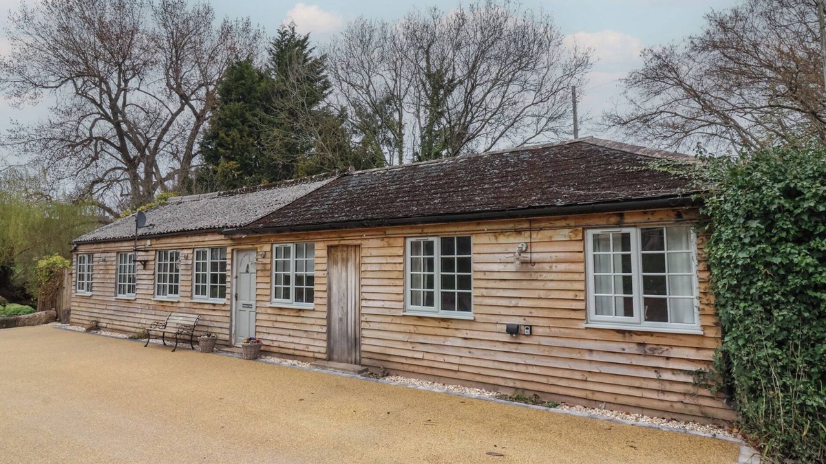 Bilbrook Cottage | GATEKEEPER'S COTTAGE, pet friendly, with hot tub in Roadwater