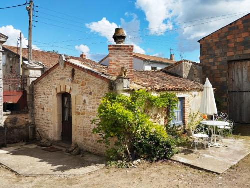 Taize-Maulais Bed & Breakfast | Gatekeepers Cottage Tiny House, Taizé, Deux-Sevres, Velo Francette
