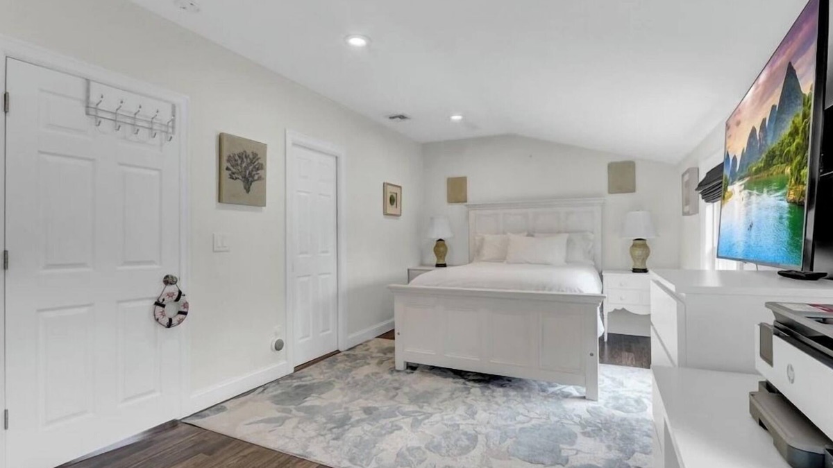 Mastic Beach House | Gateway to the Hamptons in Mastic BeachnEntire home in Mastic Beach, New York.
