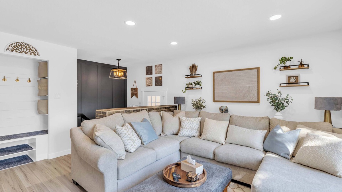 Saskatoon House | Gather in Saskatoon - Hot Tub 85" TV, Deck, Bbq, Trampoline, Games Room, 5Bdrm