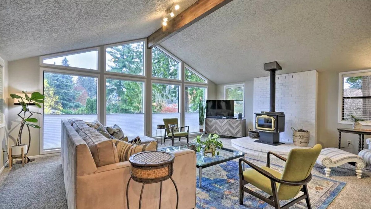 Five Corners House | Gather & Relax Here! Luxurious Oasis Near PDX w/Large Fenced Yard-Pet Friendly!