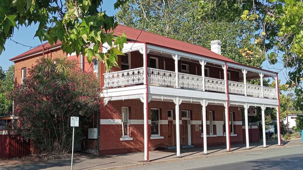 Violet Town Bed & Breakfast | Gather & Stay: The Honeysuckle Inn - Sleeps 14 in Style