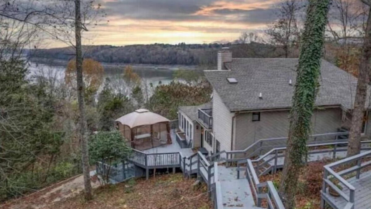 Bronston House | Gathering Place Cumberland Lake