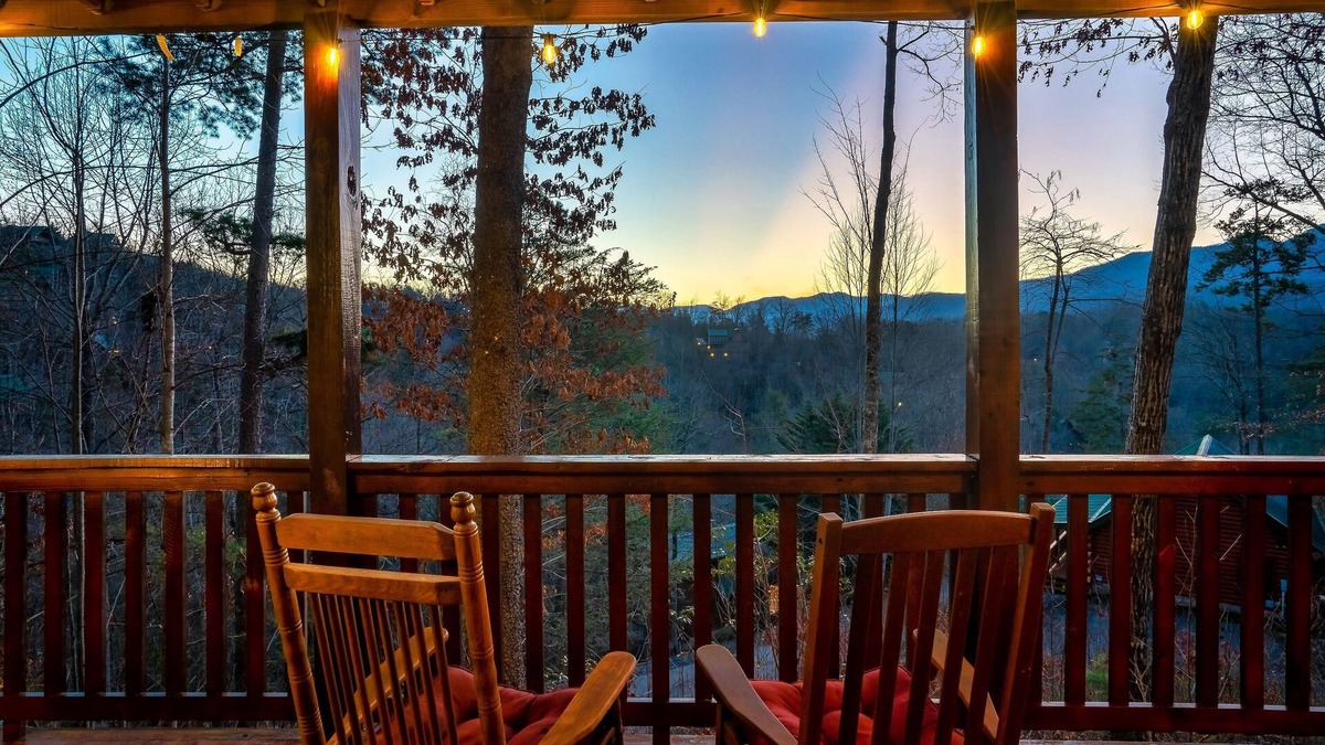 Gatlinburg - Pigeon Forge Cabin | Gatlinburg Cabin: Arcade, Hot-Tub, BBQ, Theater, EZ Roads, Fall Colors, Smokies