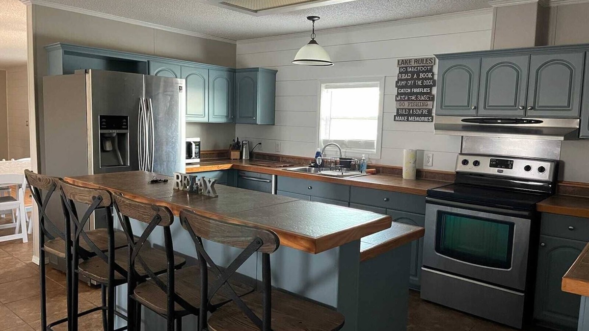 Chauvin House | Gator Den - Camp on the water with an amazing view!
